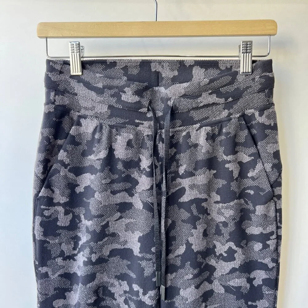 Lululemon Ready to Rulu joggers, black/gray camo, Size 6 A105